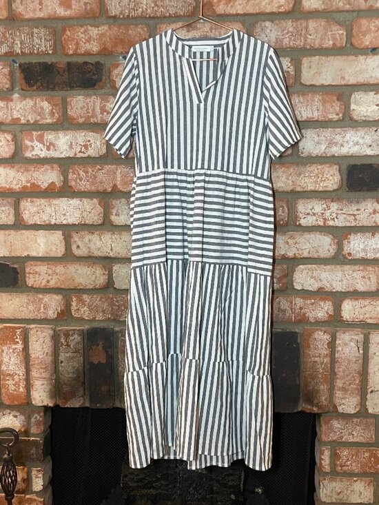Lungo L’Arno Dresses & Skirts - Lungo L’Arno Gray White Striped Tiered Midi Dress Size L Made in Italy